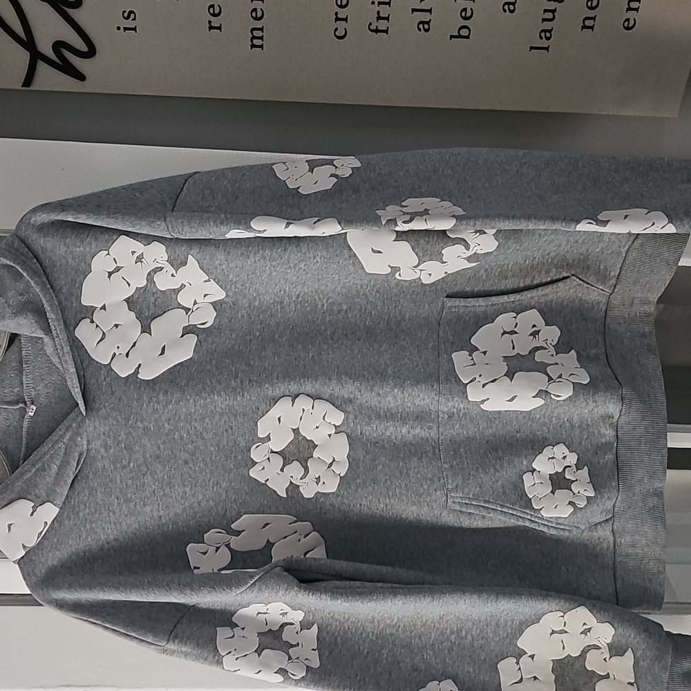 UNISEX GREY HOODIE WITH WHITE PUFFY FLOWERS! MENS SIZE MED!